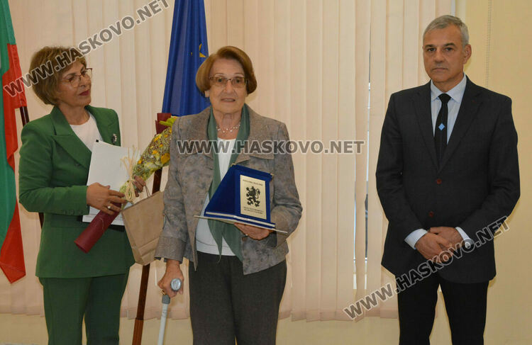 Наградиха 10 пенсионирани директори на училища в Хасковско