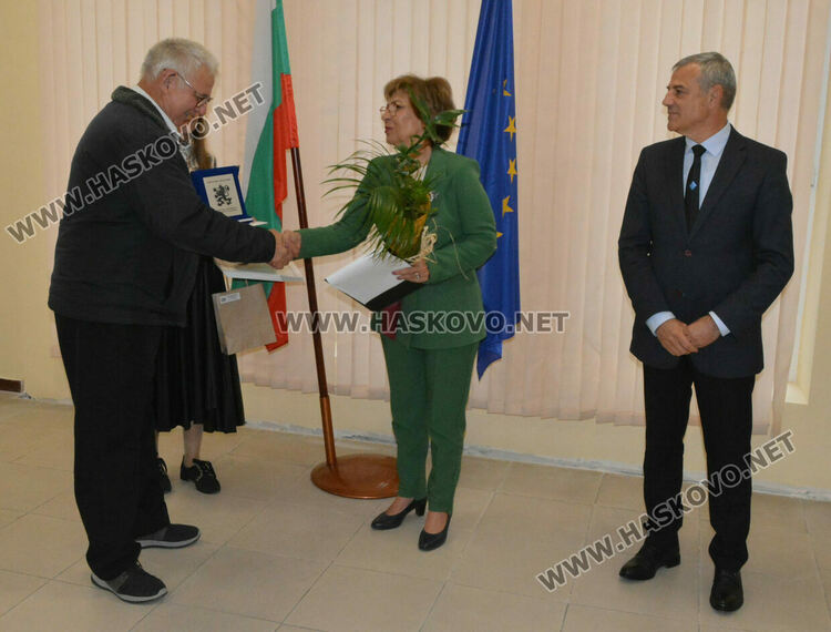 Наградиха 10 пенсионирани директори на училища в Хасковско