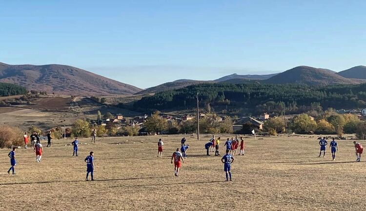 Депутат от ГЕРБ изненада футболистите на Буково