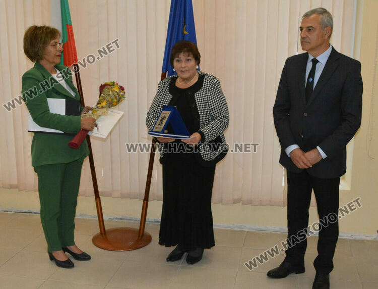 Наградиха 10 пенсионирани директори на училища в Хасковско