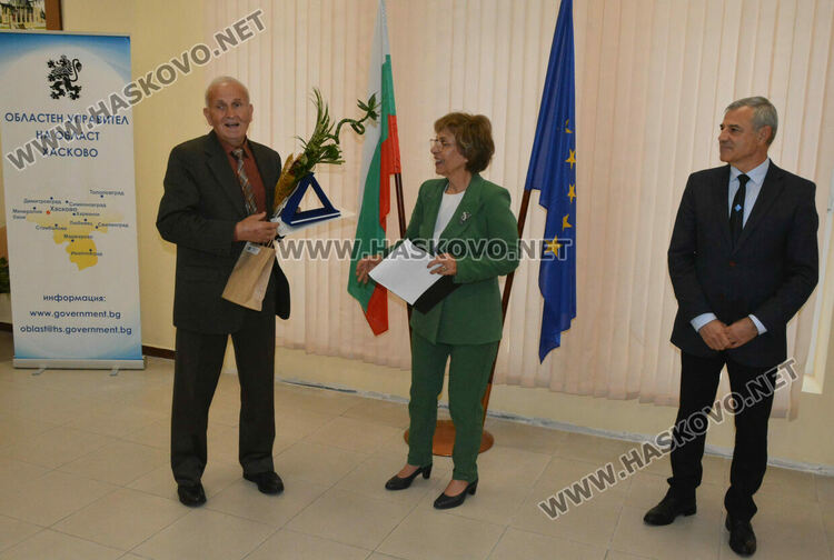 Наградиха 10 пенсионирани директори на училища в Хасковско
