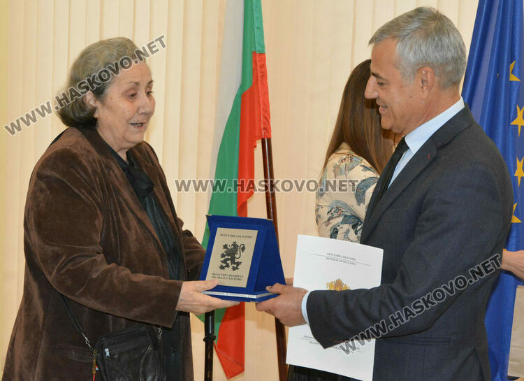 Наградиха 10 пенсионирани директори на училища в Хасковско