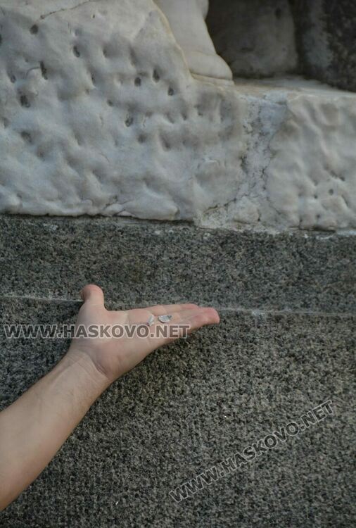 Паменикът на Незнайния войн в Хасково е с обезглавен войник