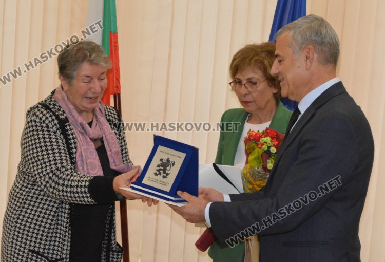 Наградиха 10 пенсионирани директори на училища в Хасковско