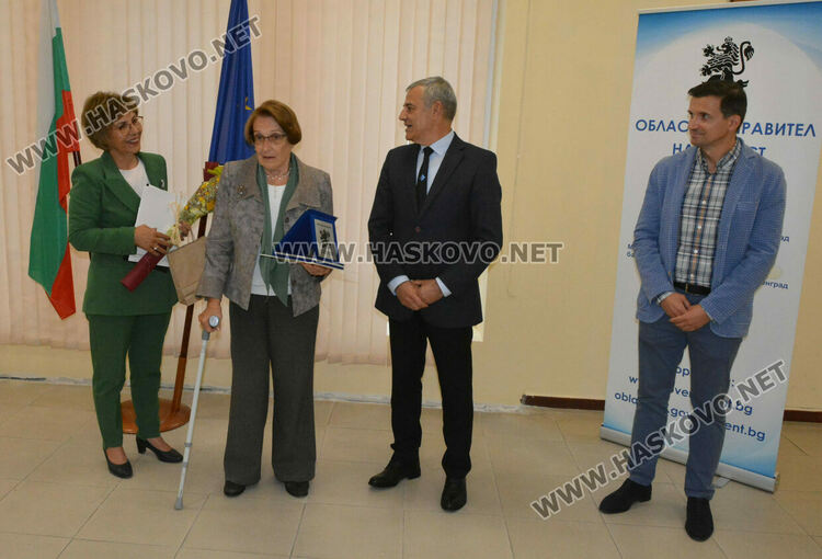 Наградиха 10 пенсионирани директори на училища в Хасковско