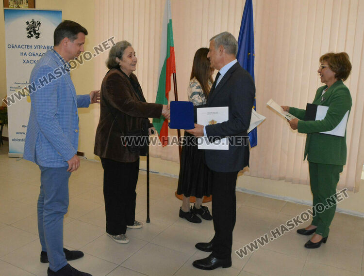 Наградиха 10 пенсионирани директори на училища в Хасковско