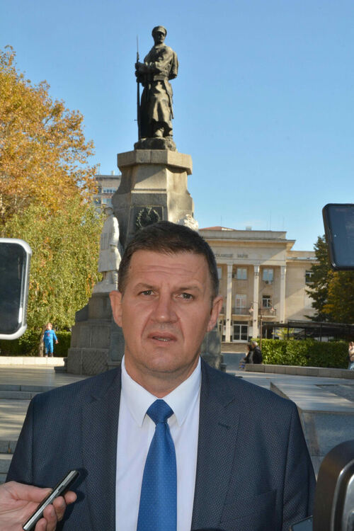 Деца поругали Паметника на незнайния войн в центъра на Хасково. Общината започва акция