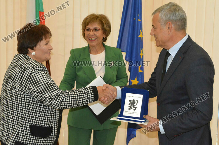 Наградиха 10 пенсионирани директори на училища в Хасковско