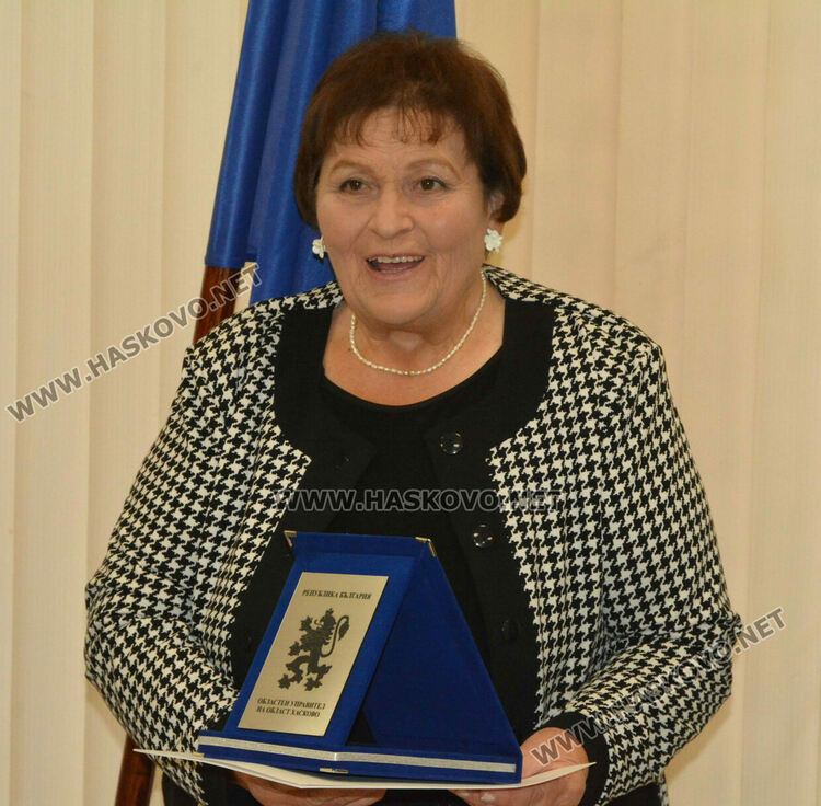 Наградиха 10 пенсионирани директори на училища в Хасковско