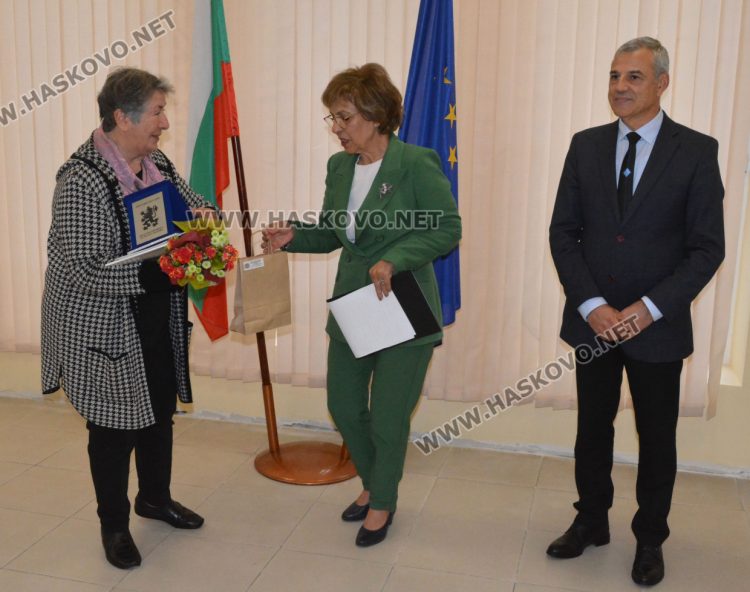 Наградиха 10 пенсионирани директори на училища в Хасковско