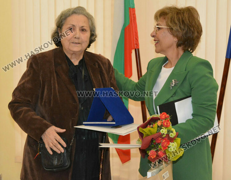 Наградиха 10 пенсионирани директори на училища в Хасковско