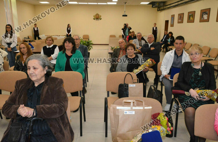 Наградиха 10 пенсионирани директори на училища в Хасковско