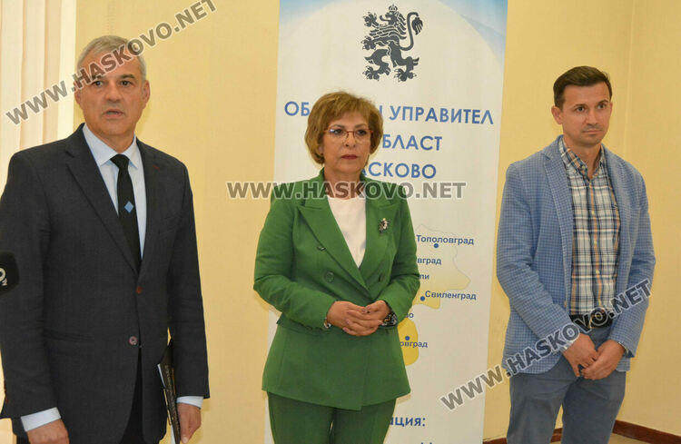 Наградиха 10 пенсионирани директори на училища в Хасковско