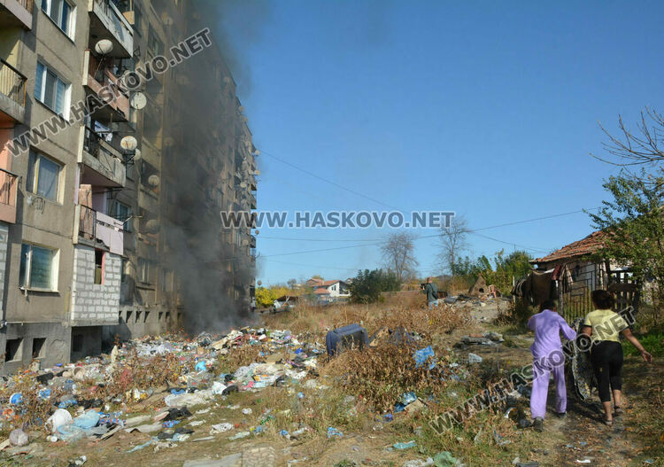 Пожар избухна в купища боклуци зад блок в „Орфей“