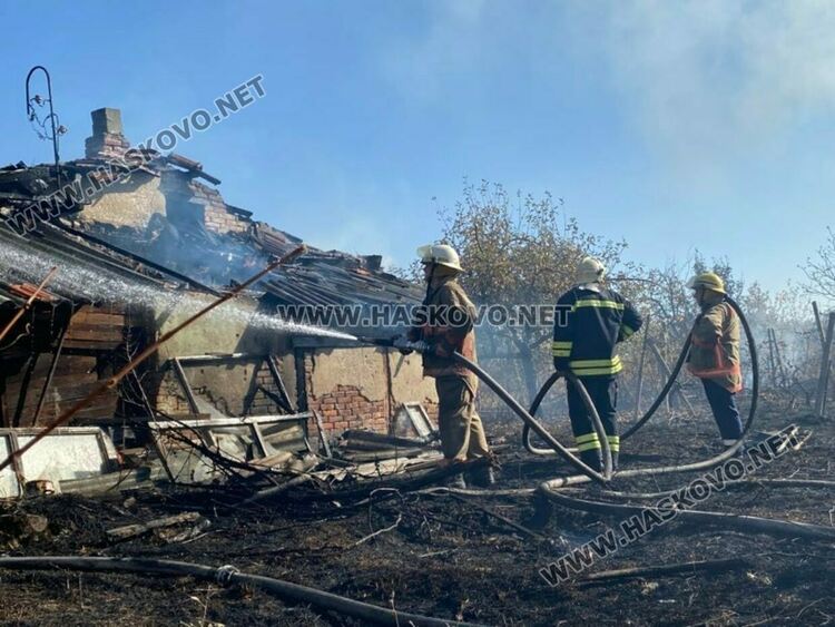 Две постройки изгоряха в пожар във вилна зона „Куба“