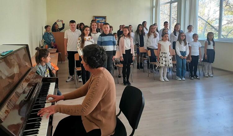 С възрожденски песни, стихотворения и изложба паисиевци посрещнаха Деня на будителите