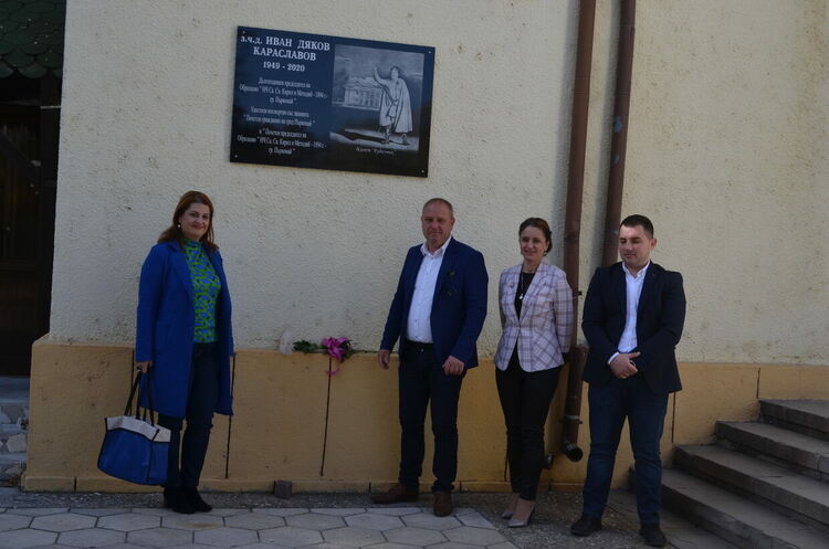 Кметът Николай Митков с поздрав по случай Деня на народните будители