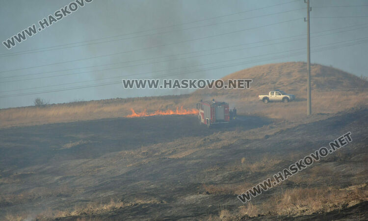 Пожар избухна в сухи треви между „Бадема“ и „Болярово“ 