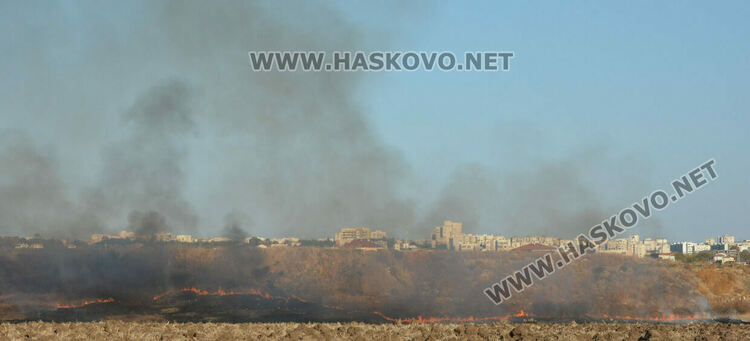 Пожар избухна в сухи треви между „Бадема“ и „Болярово“ 