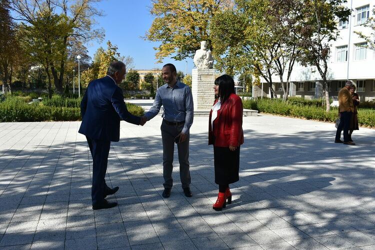 СУ "Свети княз Борис I" посрещна кмета на Асеновград за Деня на народните будители 