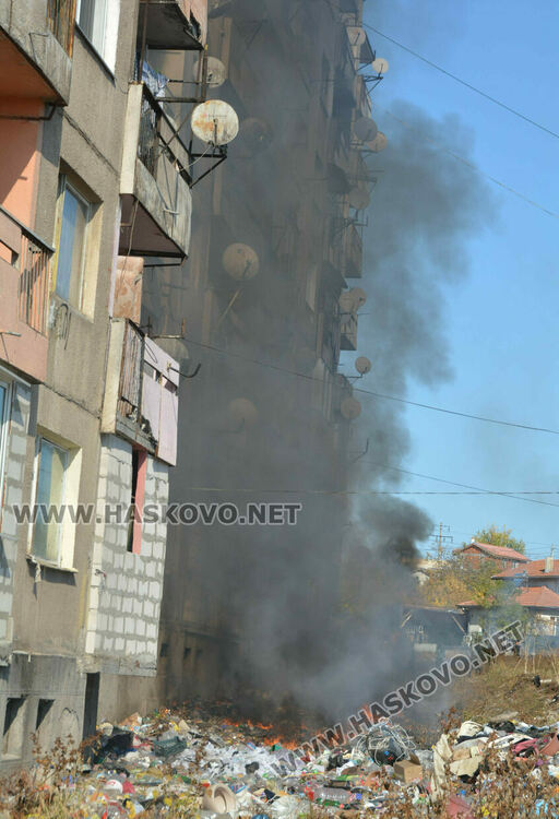 Пожар избухна в купища боклуци зад блок в „Орфей“