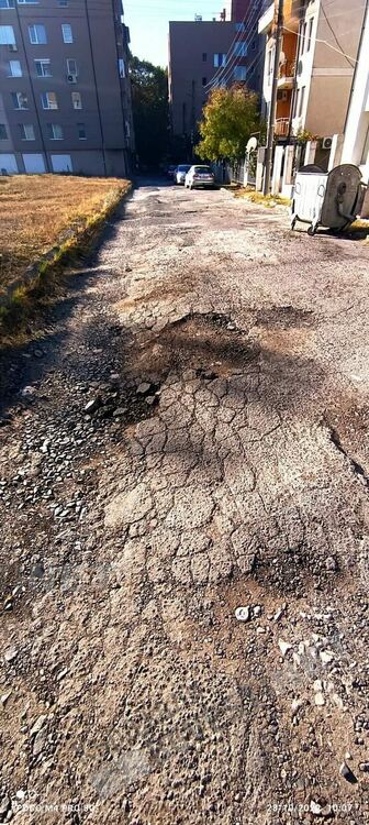 Улица в Кърджали се превърна в мелачка на автомобили
