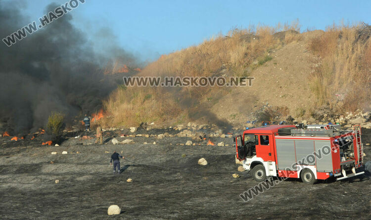 Пожар избухна в сухи треви между „Бадема“ и „Болярово“ 