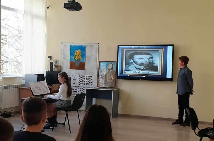 С възрожденски песни, стихотворения и изложба паисиевци посрещнаха Деня на будителите