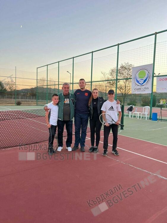 Турнирът "Довиждане лято" събра приятели на тениса в комплекс "Маказа"