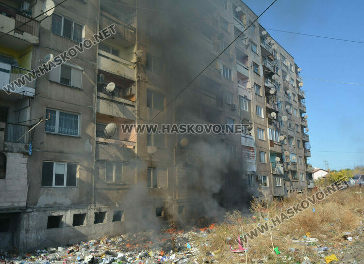 Пожар избухна в купища боклуци зад блок в „Орфей“