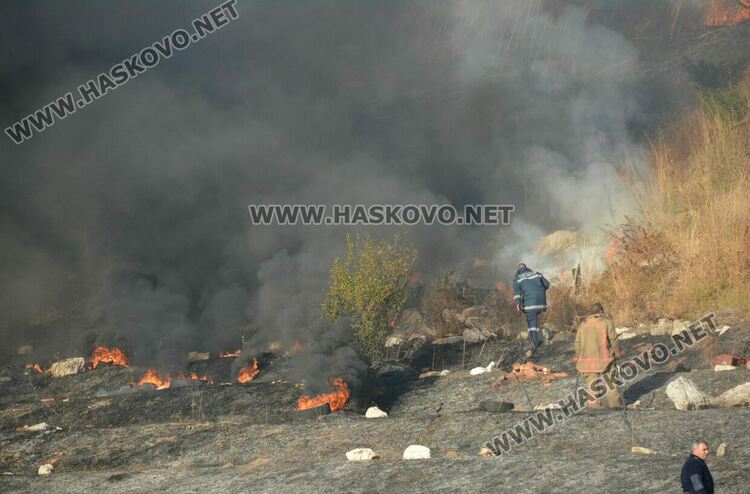 Пожар избухна в сухи треви между „Бадема“ и „Болярово“ 