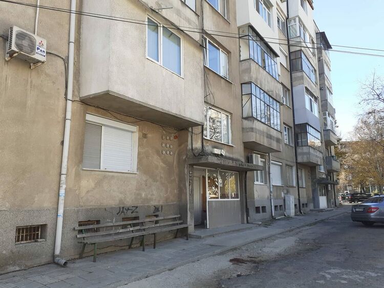 Блокът пред който е намерено тялото