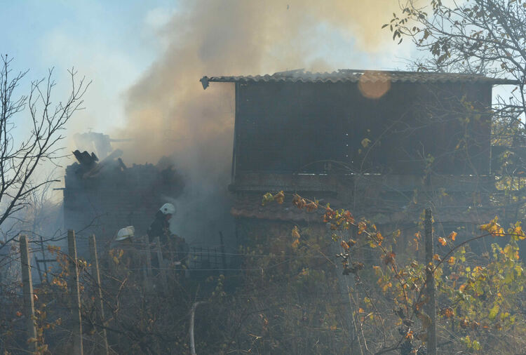 Две постройки изгоряха в пожар във вилна зона „Куба“