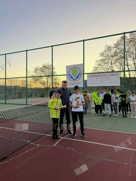 Турнирът "Довиждане лято" събра приятели на тениса в комплекс "Маказа"