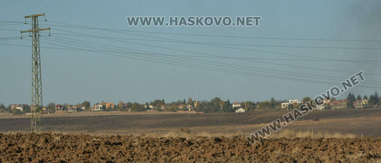 Пожар избухна в сухи треви между „Бадема“ и „Болярово“ 