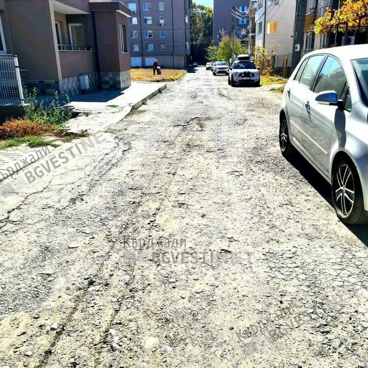 Улица в Кърджали се превърна в мелачка на автомобили