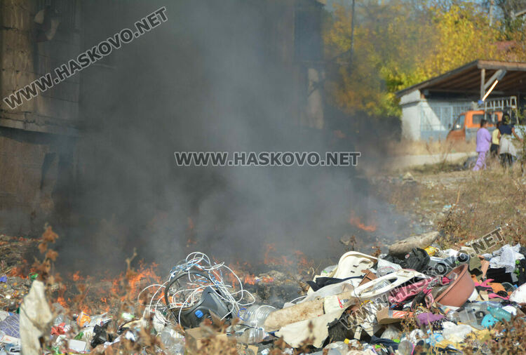 Пожар избухна в купища боклуци зад блок в „Орфей“