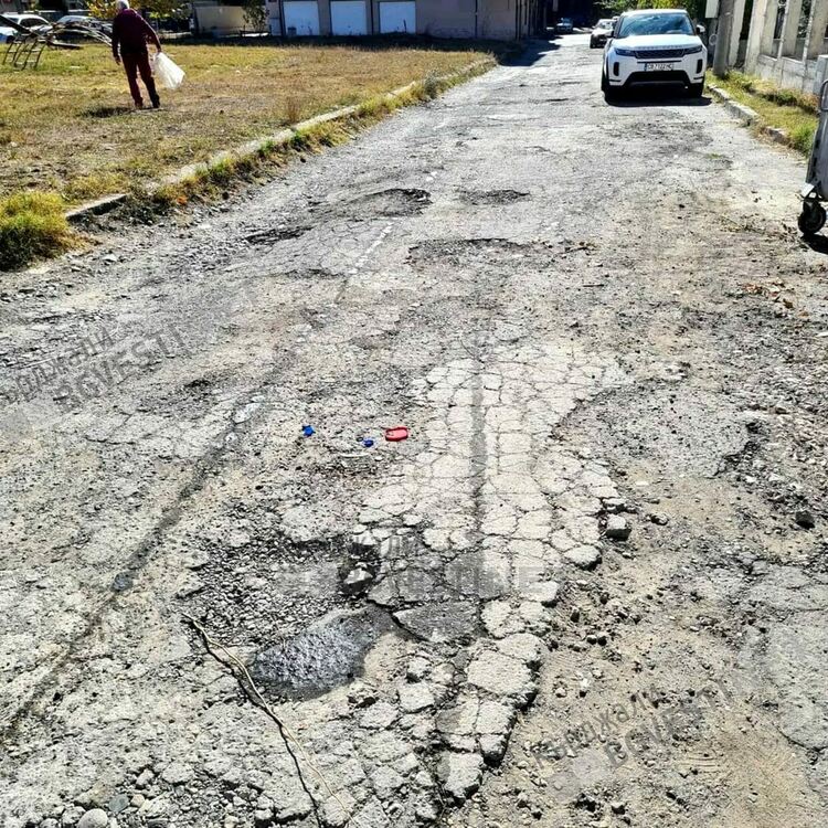 Улица в Кърджали се превърна в мелачка на автомобили