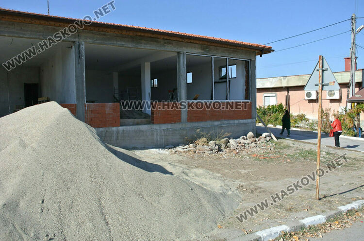 Инспекторите по труда проверяват случай с падналия от скеле в Татарево