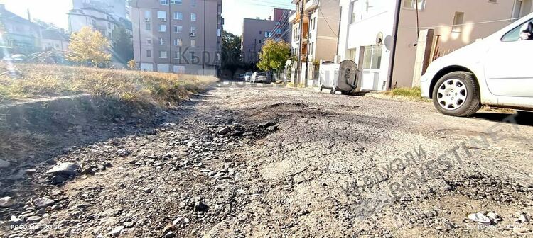 Улица в Кърджали се превърна в мелачка на автомобили