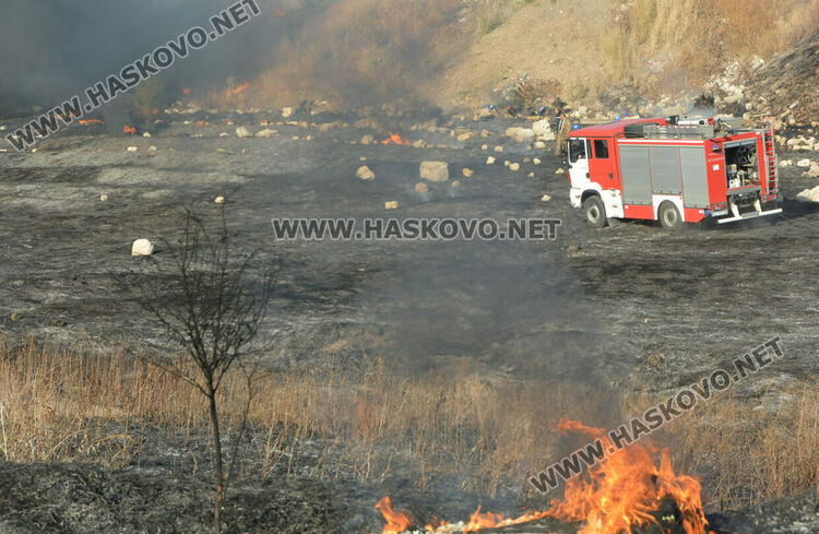 Пожар избухна в сухи треви между „Бадема“ и „Болярово“ 
