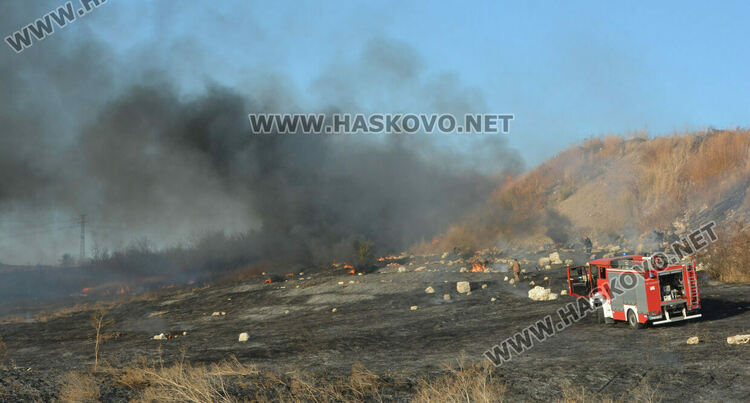 Пожар избухна в сухи треви между „Бадема“ и „Болярово“ 