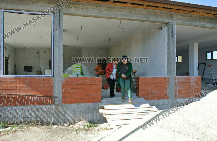 Инспекторите по труда проверяват случай с падналия от скеле в Татарево