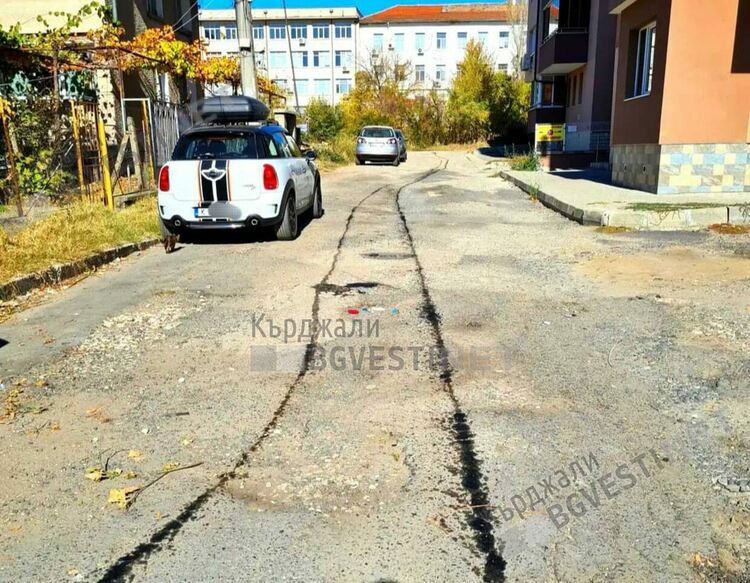 Улица в Кърджали се превърна в мелачка на автомобили