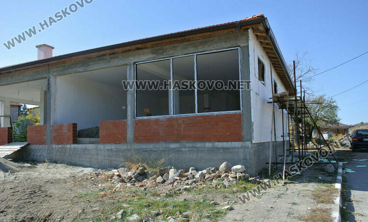 Инспекторите по труда проверяват случай с падналия от скеле в Татарево