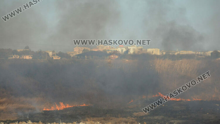 Пожар избухна в сухи треви между „Бадема“ и „Болярово“ 