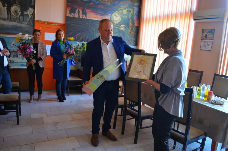 Кметът Николай Митков с поздрав по случай Деня на народните будители