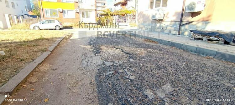 Улица в Кърджали се превърна в мелачка на автомобили