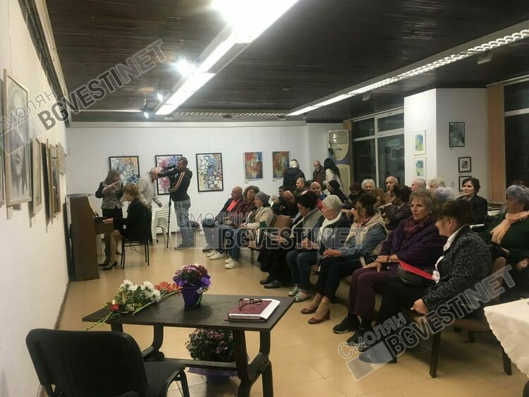 Учители четоха стихове в КДК-Смолян, показаха и изложба на баща и дъщеря 