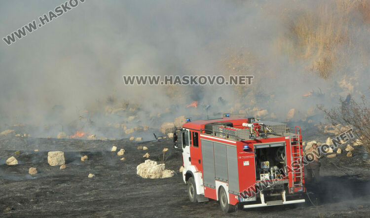 Пожар избухна в сухи треви между „Бадема“ и „Болярово“ 